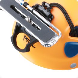 Kamera Helmhalterung am Helm befestigt