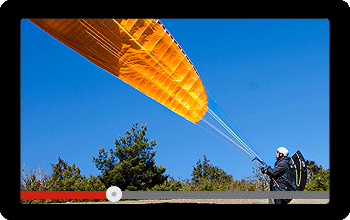 Bildschirm mit Video vom Paragliden